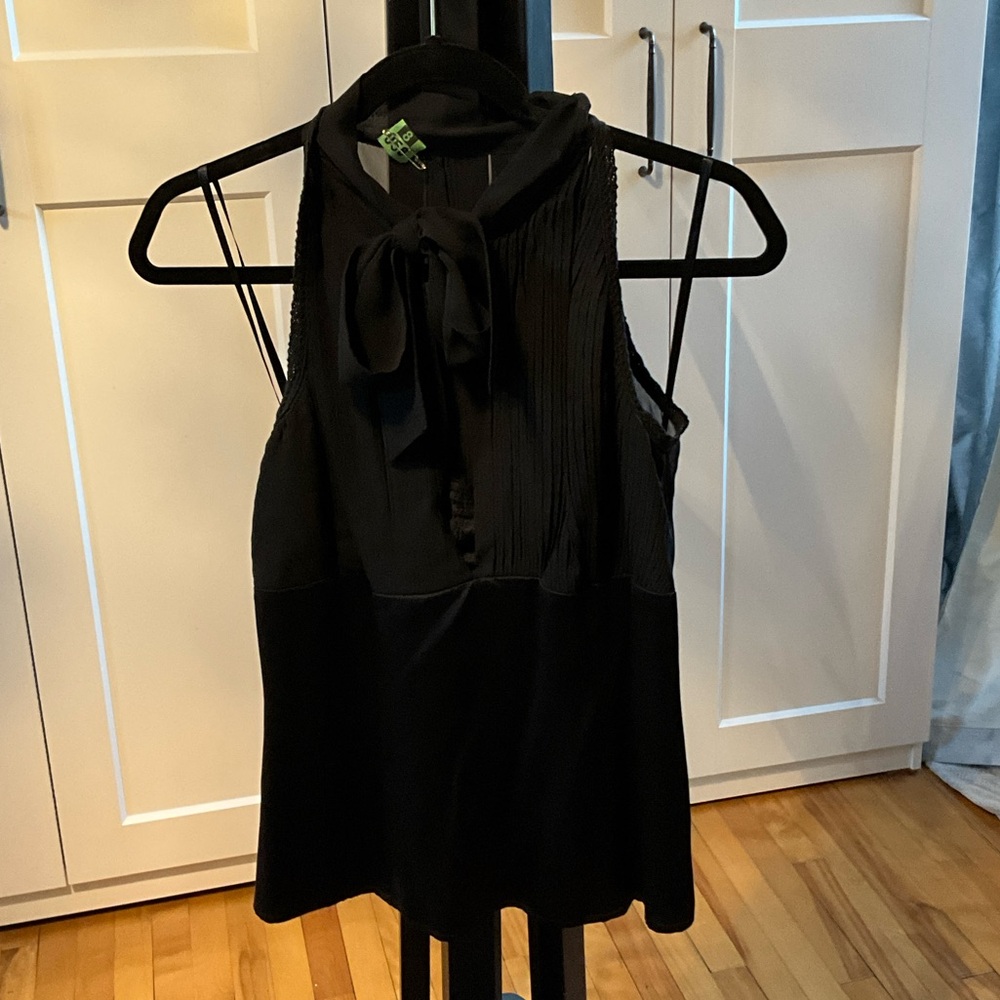 Chic Black Sleeveless Blouse with Bow Detail